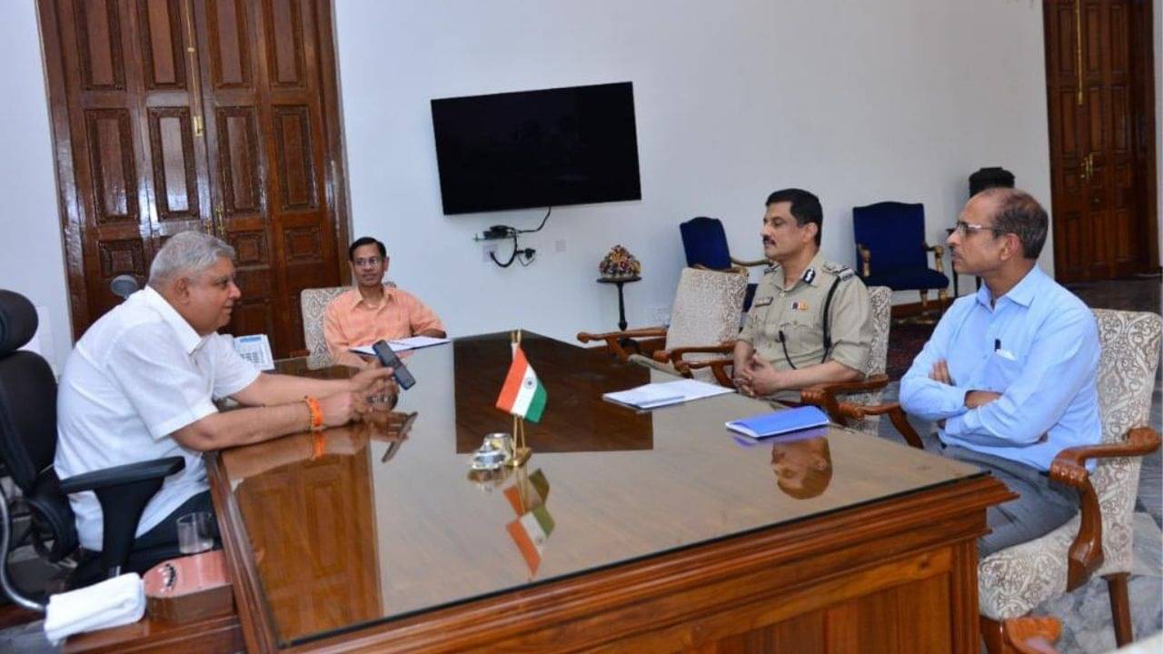 Jagdeep Dhankhar: একঘণ্টা ধরে মুখ্যসচিব ও ডিজির সঙ্গে বৈঠক, নারী নিরাপত্তায় কী বার্তা দিলেন ধনখড়?