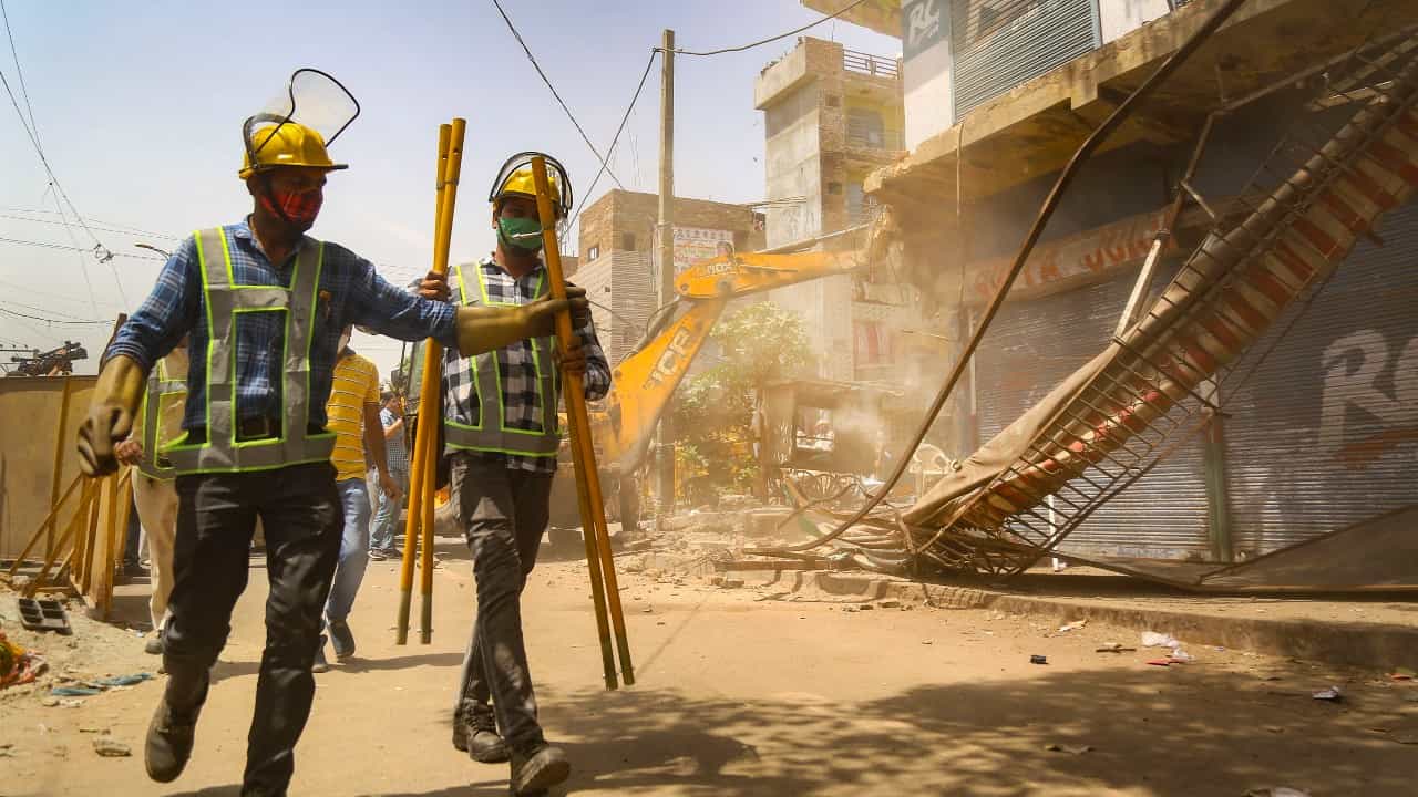 Jahangirpuri Demolition : সুপ্রিম নির্দেশিকার পরও উচ্ছেদ অভিযানে বিতর্ক, শাহের দরবারে দিল্লি বিজেপির নেতারা Jahangirpuri Demolition : সুপ্রিম নির্দেশিকার পরও উচ্ছেদ অভিযানে বিতর্ক, শাহের দরবারে দিল্লি বিজেপির নেতারা