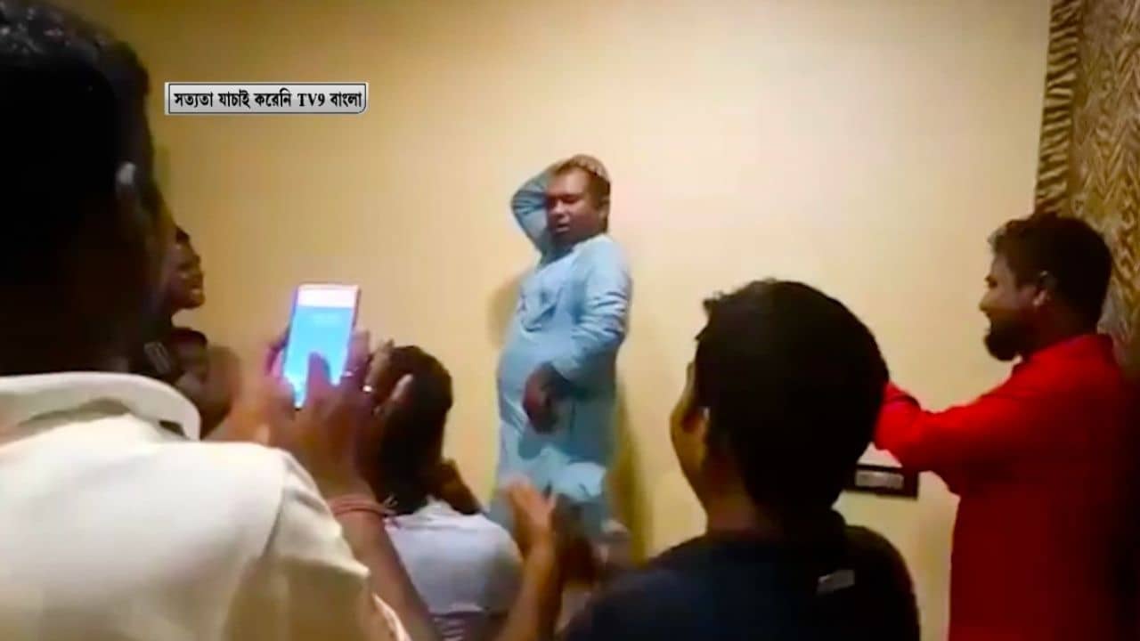 TMC Leader Dance: উদ্দাম নেচেই ক্ষান্ত হলেন না তৃণমূল নেতা, সাংবাদিকদের দিলেন দেখে নেওয়ার হুঁশিয়ারিও