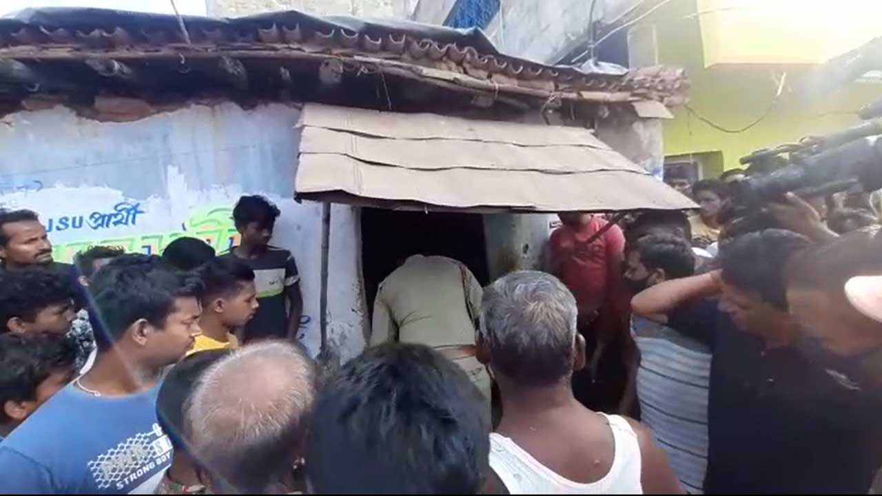Jhalda Councillor Murder Case: তপনকে চোখের সামনে খুন হতে দেখেছিলেন, সিবিআই মামলা পেতেই ঘর থেকে মিলল প্রত্যক্ষদর্শীর ঝুলন্ত দেহ Jhalda Councillor Murder Case: তপনকে চোখের সামনে খুন হতে দেখেছিলেন, সিবিআই মামলা পেতেই ঘর থেকে মিলল প্রত্যক্ষদর্শীর ঝুলন্ত দেহ