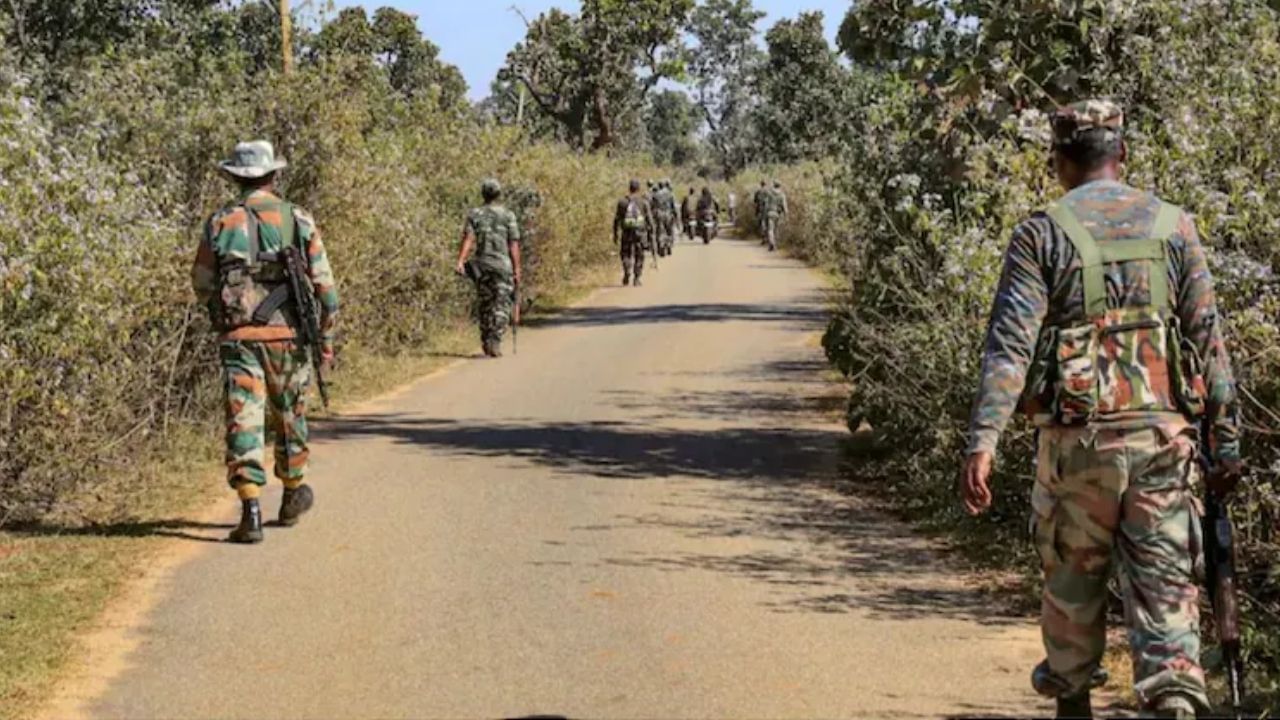 Jungle Mahals Maoist activities: রাত বাড়লেই বাড়ছে 'ভয়', মাওবাদী কার্যকলাপ বাড়তেই লুকিয়ে পড়ছেন তৃণমূল নেতারা?