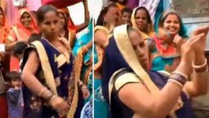 Viral Video: কাঁচা বাদাম গানে উদ্দাম নৃত্য, আন্টির নাচের স্টাইল দেখে হেসে গড়াগড়ি খেলেন নেটিজেনরা