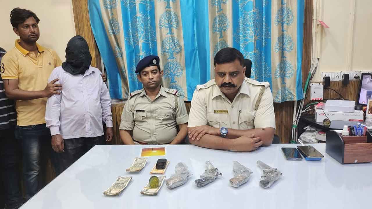 Arms Recovered: অস্ত্র-সহ নগদ টাকা উদ্ধার, পুলিশি অভিযানে গ্রেফতার একাধিক