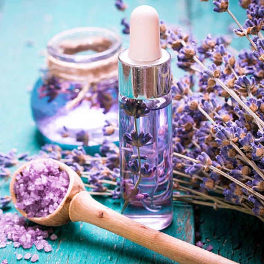 ল্যাভেন্ডার এসেন্সিয়াল অয়েল- ল্যাভেন্ডার এসেন্সিয়াল অয়েল মানসিক চাপ কমায় এবং ঘুমকে উন্নত করে। এই এসেন্সিয়াল অয়েল যেমন সাধারণ মাথা ব্যথার বিরুদ্ধে কার্যকরী ভূমিকা পালন করে, তেমনই মাইগ্রেনের ব্যথাও উপশম করে।