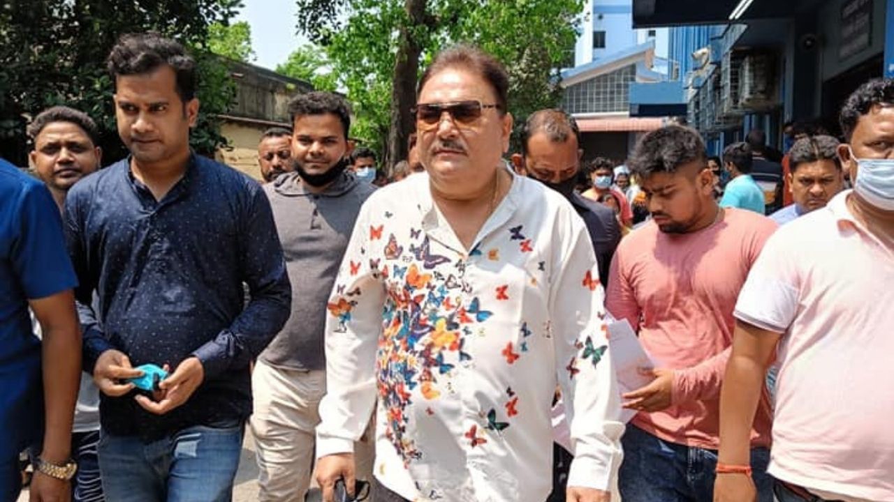 Madan Mitra : উডবার্নে অনুব্রত, আউটডোরে লাইন দিয়ে ডাক্তার দেখালেন মদন