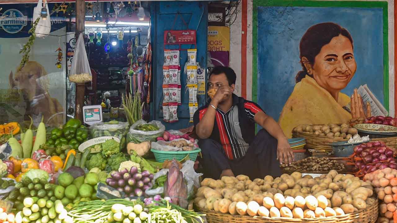 Market Price Kolkata: চালের দাম ৪০ থেকে বেড়ে ৮০, ভাত জোটানোই মুশকিল, কততে বিকোচ্ছে ডাল, আলু, পেঁয়াজ?
