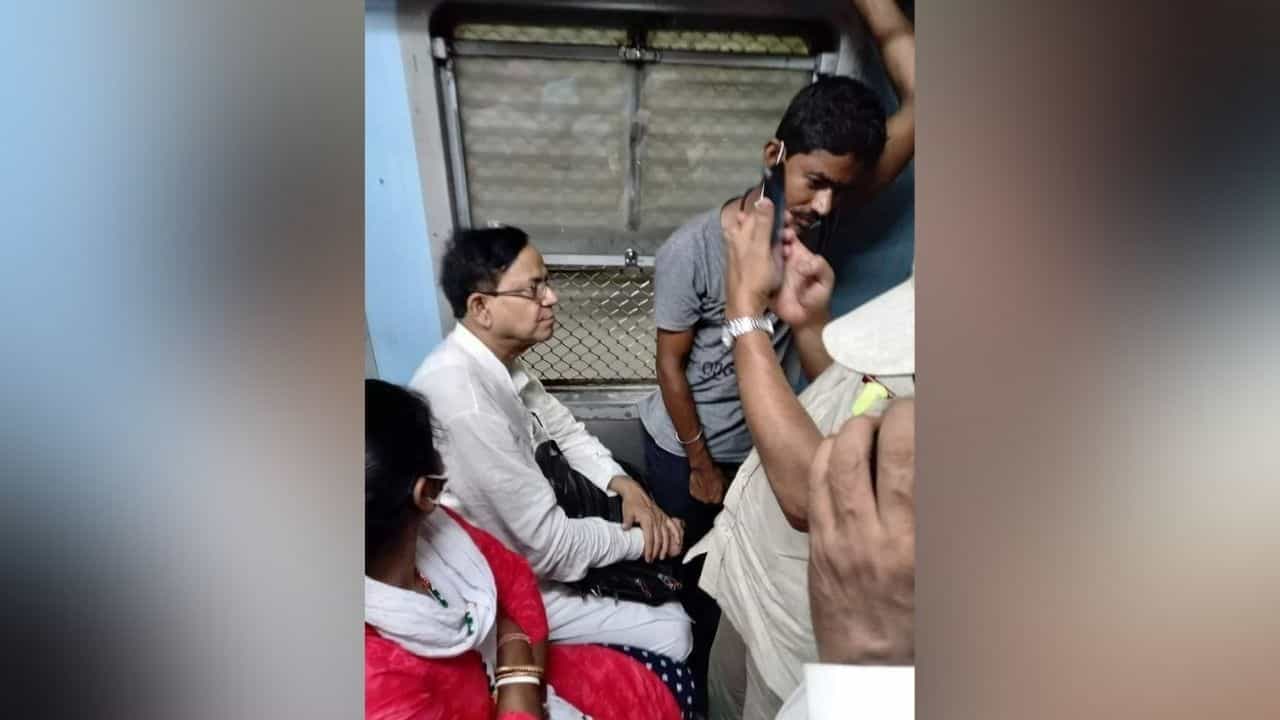 Selim in Local Train: মানুষের আরও কাছে পৌঁছে যাওয়ার চেষ্টা, লোকাল ট্রেনে হাঁসখালি যাত্রা মহম্মদ সেলিমের Selim in Local Train: মানুষের আরও কাছে পৌঁছে যাওয়ার চেষ্টা, লোকাল ট্রেনে হাঁসখালি যাত্রা মহম্মদ সেলিমের