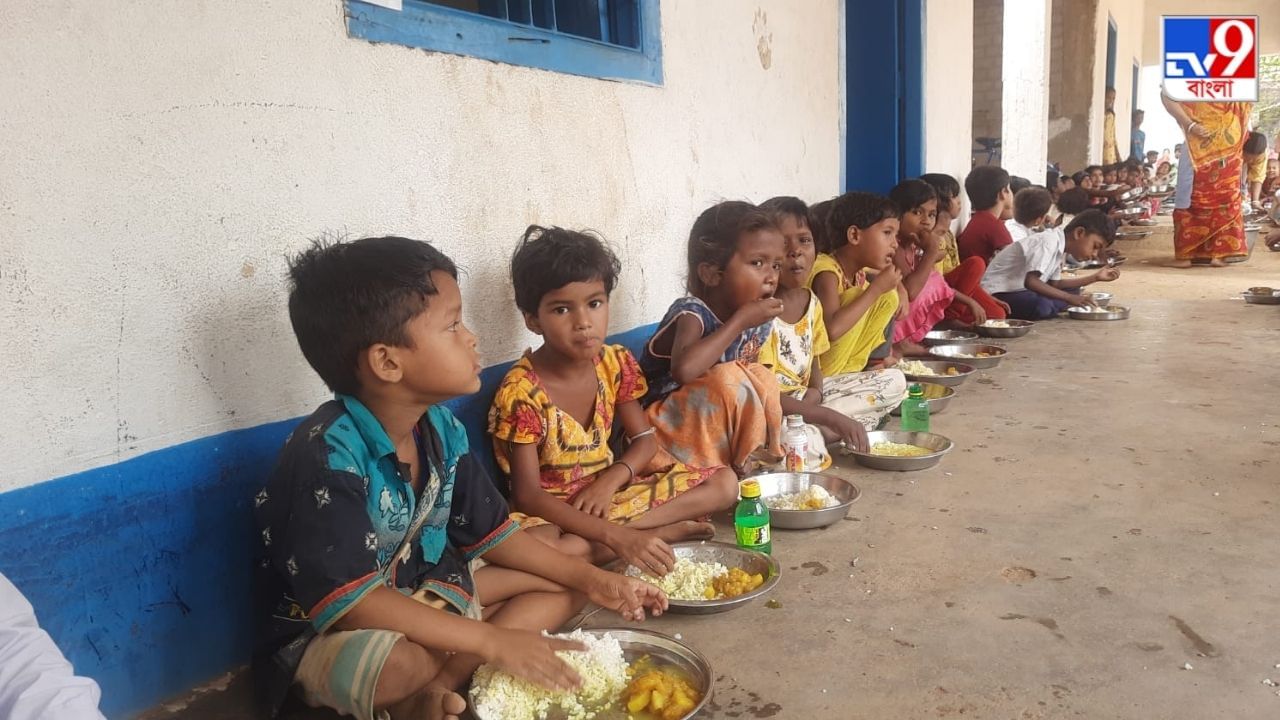 Midday Meal West Bengal: কেবল সরকারি মেনুতেই ডিম-সয়াবিন, বাস্তবে মিড-ডে মিলের পাতে জলের মতো ডাল-কুমড়োর ছক্কা