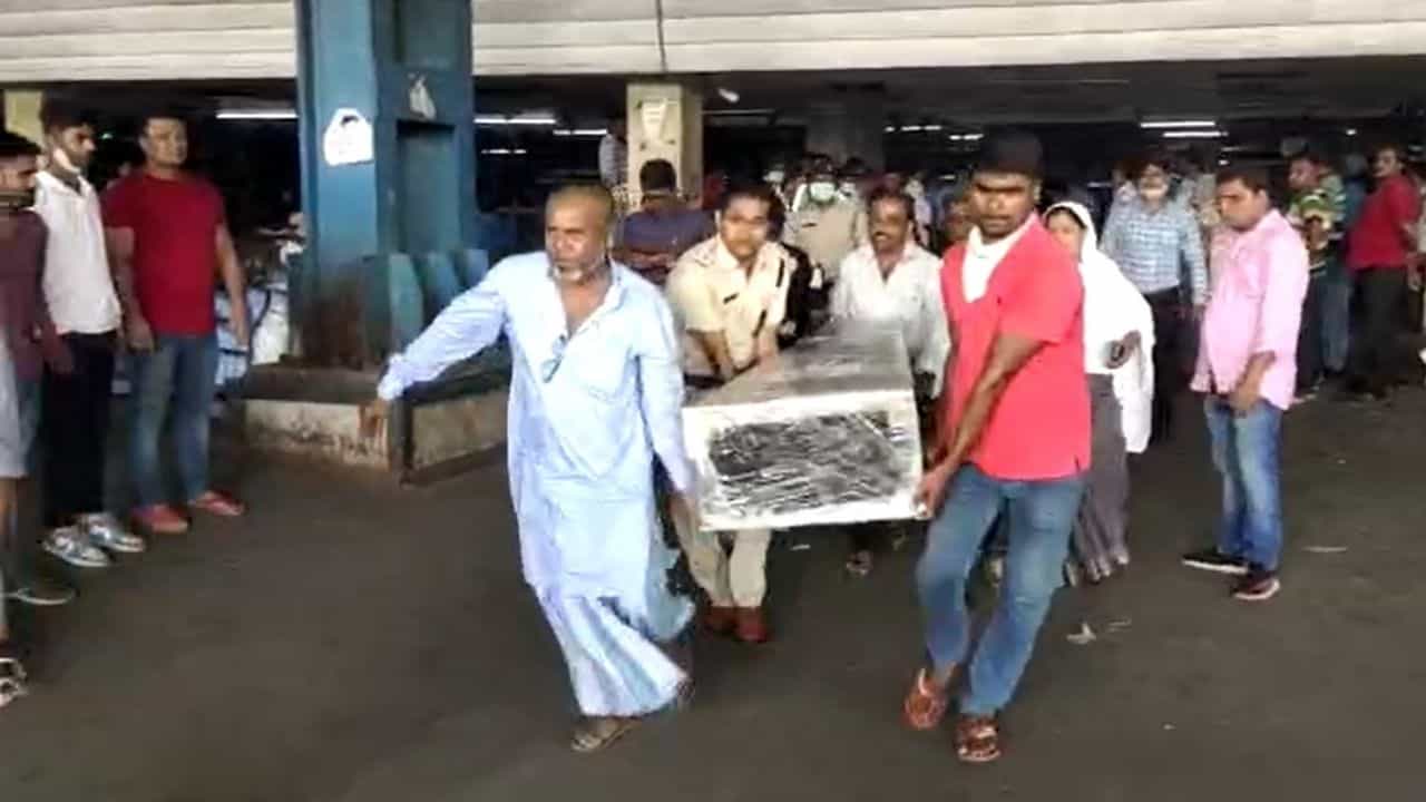 Migrant Labourers Death: ম্যাঙ্গালুরুতে বিষাক্ত গ্যাসে মৃত ৫ পরিযায়ী শ্রমিকের দেহ ফিরল কলকাতায় Migrant Labourers Death: ম্যাঙ্গালুরুতে বিষাক্ত গ্যাসে মৃত ৫ পরিযায়ী শ্রমিকের দেহ ফিরল কলকাতায়