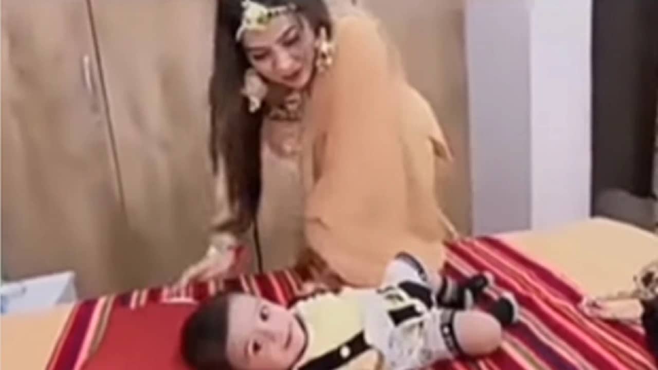 Viral Video: অতিরিক্ত মেকআপের ফল! মাকে চিনতেই পারল না দুধের শিশু