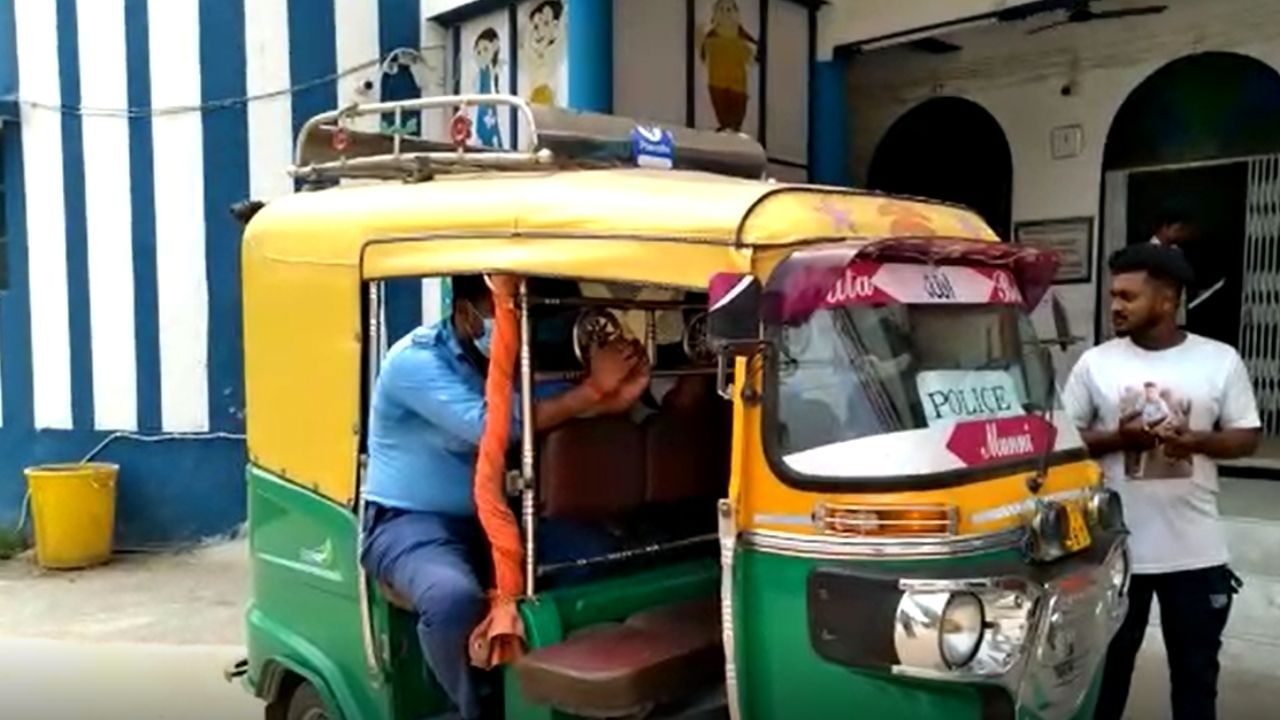 Santipur Police Station: প্রিজন ভ্যান নয়, আসামিদের অটো করে আদালতে নিয়ে যাচ্ছে পুলিশ!