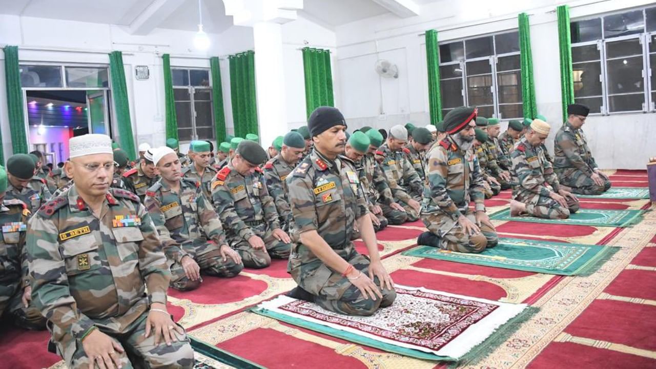 Army Officials Offering Namaz : উপত্যকায় ধর্মীয় সম্প্রীতির ছবি, সেনা আধিকারিকের নমাজ় পড়ার ছবি ভাইরাল সোশ্যাল মাধ্যমে