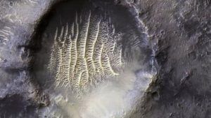 Viral Image of Mars : মঙ্গলের বুকে ওটা কি এলিয়েনের পায়ের ছাপ? নাসার হাই রেজোলিউশন ছবিতে স্তম্ভিত নেটপাড়া