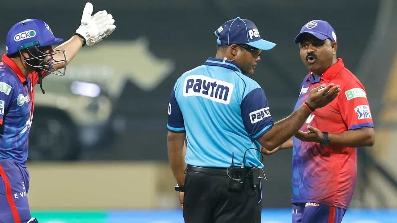 No-ball Controversy in IPL 2022: নো-বল বিতর্কে বিরাট জরিমানা পন্থ-শার্দূলের, কোচ আমরে এক ম্যাচ নির্বাসিত No-ball Controversy in IPL 2022: নো-বল বিতর্কে বিরাট জরিমানা পন্থ-শার্দূলের, কোচ আমরে এক ম্যাচ নির্বাসিত