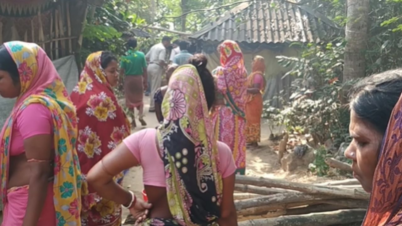Daspur Woman Murder: ভোর-রাতে অদ্ভুত শব্দ কানে এসেছিল, উঁকি মারতেই স্বামীর কীর্তি দেখে 'থ' এলাকাবাসী Daspur Woman Murder: ভোর-রাতে অদ্ভুত শব্দ কানে এসেছিল, উঁকি মারতেই স্বামীর কীর্তি দেখে 'থ' এলাকাবাসী