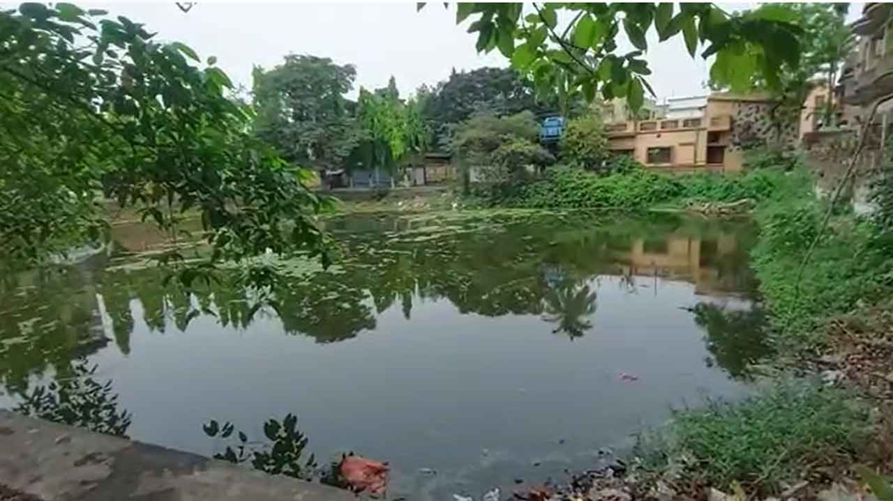 Parnasree Body Recovered: এমনভাবে পুকুরে ভাসছিল শরীরটা, পর্ণশ্রীতে পুকুর থেকে উদ্ধার নিখোঁজ ব্যক্তির দেহ Parnasree Body Recovered: এমনভাবে পুকুরে ভাসছিল শরীরটা, পর্ণশ্রীতে পুকুর থেকে উদ্ধার নিখোঁজ ব্যক্তির দেহ