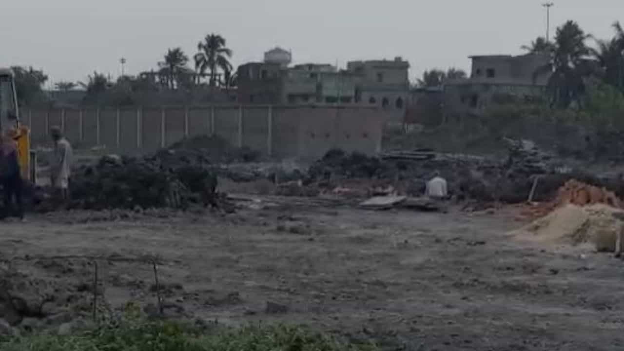 Dankuni Illegal Construction: পুরসভাকে বুড়ো আঙুল দেখিয়ে চলছে নির্মাণকাজ, বর্ষায় জলযন্ত্রণা দ্বিগুণ হওয়ার আশঙ্কা স্থানীয় বাসিন্দাদের Dankuni Illegal Construction: পুরসভাকে বুড়ো আঙুল দেখিয়ে চলছে নির্মাণকাজ, বর্ষায় জলযন্ত্রণা দ্বিগুণ হওয়ার আশঙ্কা স্থানীয় বাসিন্দাদের
