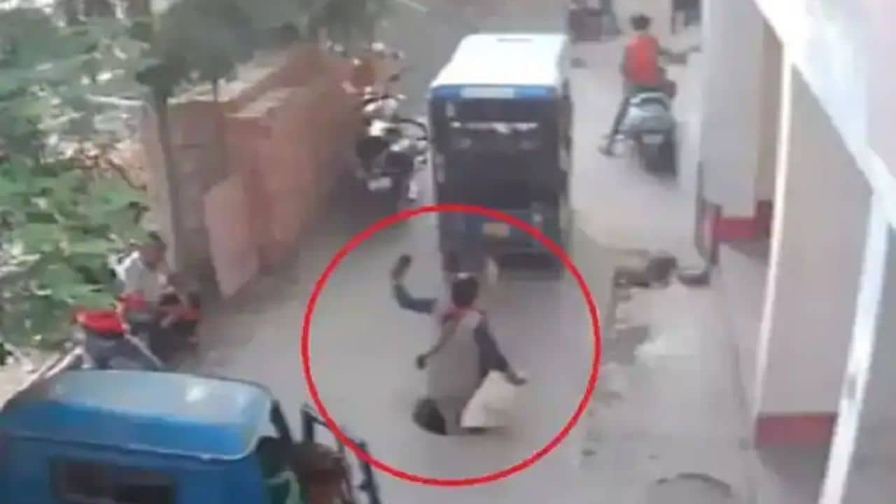 Viral Video: কানে ফোন দিয়ে পথ চলছেন? আপনার সঙ্গেও ঘটে যেতে পারে এমন মর্মান্তিক দুর্ঘটনা