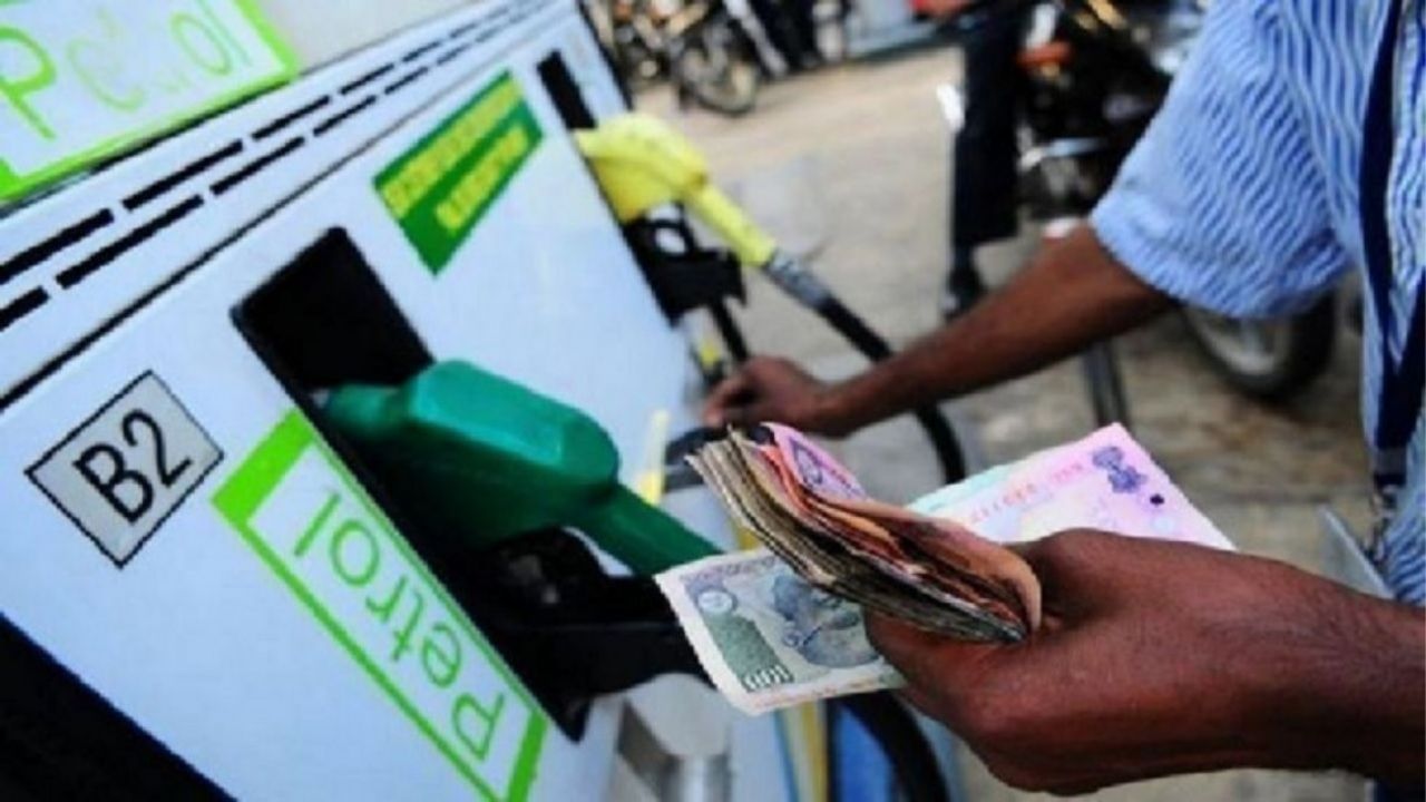 Petrol Diesel Price Today: রাজ্যে রেকর্ড ১১৫! জেনে নিন কোন জেলায় সবচেয়ে কমে মিলছে পেট্রোল Petrol Diesel Price Today: রাজ্যে রেকর্ড ১১৫! জেনে নিন কোন জেলায় সবচেয়ে কমে মিলছে পেট্রোল
