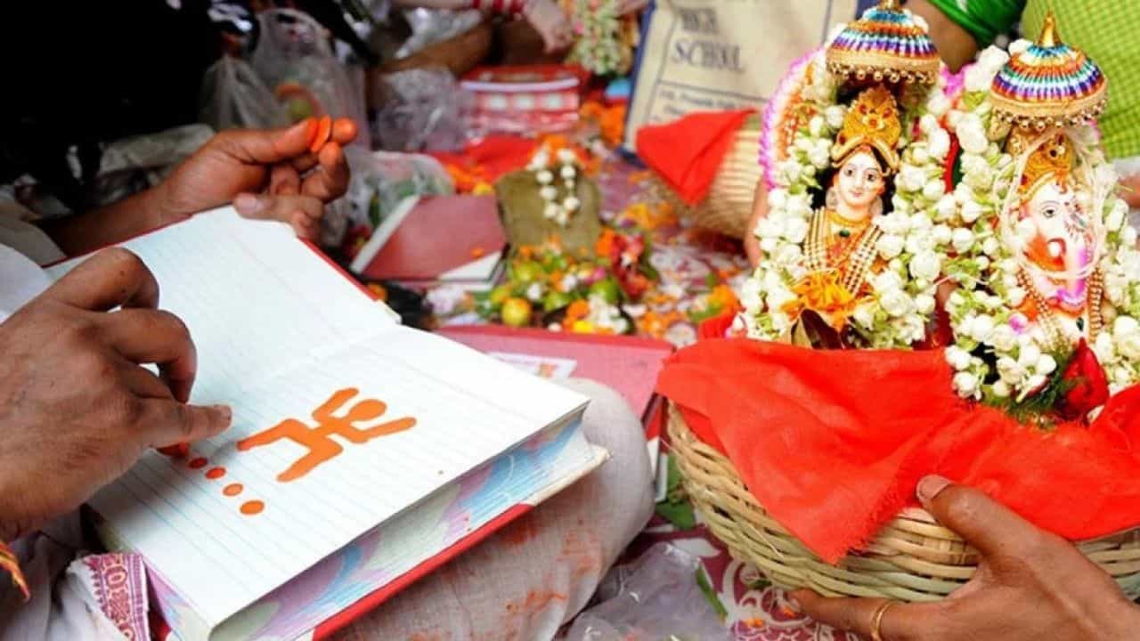 Pohela Boishakh 1429: হালখাতা, বাংলা পঞ্জিকা আর বাঙালিয়ানা! নয়া বছরের শুরুতেই জানুন বর্ষপঞ্জির অজানা তথ্য ও রাশিফল Pohela Boishakh 1429: হালখাতা, বাংলা পঞ্জিকা আর বাঙালিয়ানা! নয়া বছরের শুরুতেই জানুন বর্ষপঞ্জির অজানা তথ্য ও রাশিফল