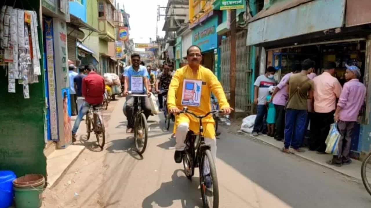 TMC MLA: জ্বালানির মূল্যবৃদ্ধির প্রতিবাদ, সাইকেল চালিয়ে কর্মস্থলে পৌঁছলেন তৃণমূল বিধায়ক TMC MLA: জ্বালানির মূল্যবৃদ্ধির প্রতিবাদ, সাইকেল চালিয়ে কর্মস্থলে পৌঁছলেন তৃণমূল বিধায়ক