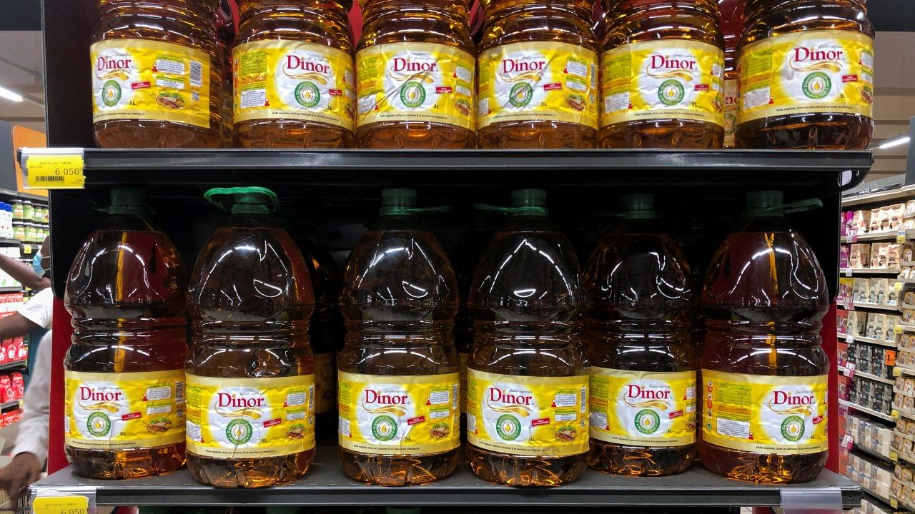 Vegetable Oil Price : ইন্দোশিয়া থেকে পাম তেল রপ্তানিতে নিষেধাজ্ঞা, দাম বাড়তে পারে ভোজ্য তেলের? Vegetable Oil Price : ইন্দোশিয়া থেকে পাম তেল রপ্তানিতে নিষেধাজ্ঞা, দাম বাড়তে পারে ভোজ্য তেলের?