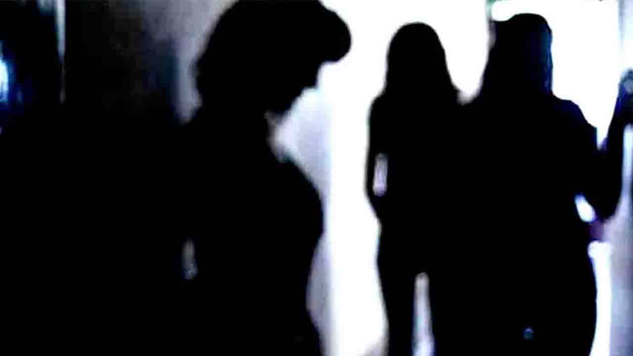 Salt Lake Spa: সল্টলেকে স্পা-এর আড়ালে রমরমিয়ে চলছে মধুচক্র! চাকরি করতে যাওয়া তরুণীকে প্রশ্ন রেট কত?