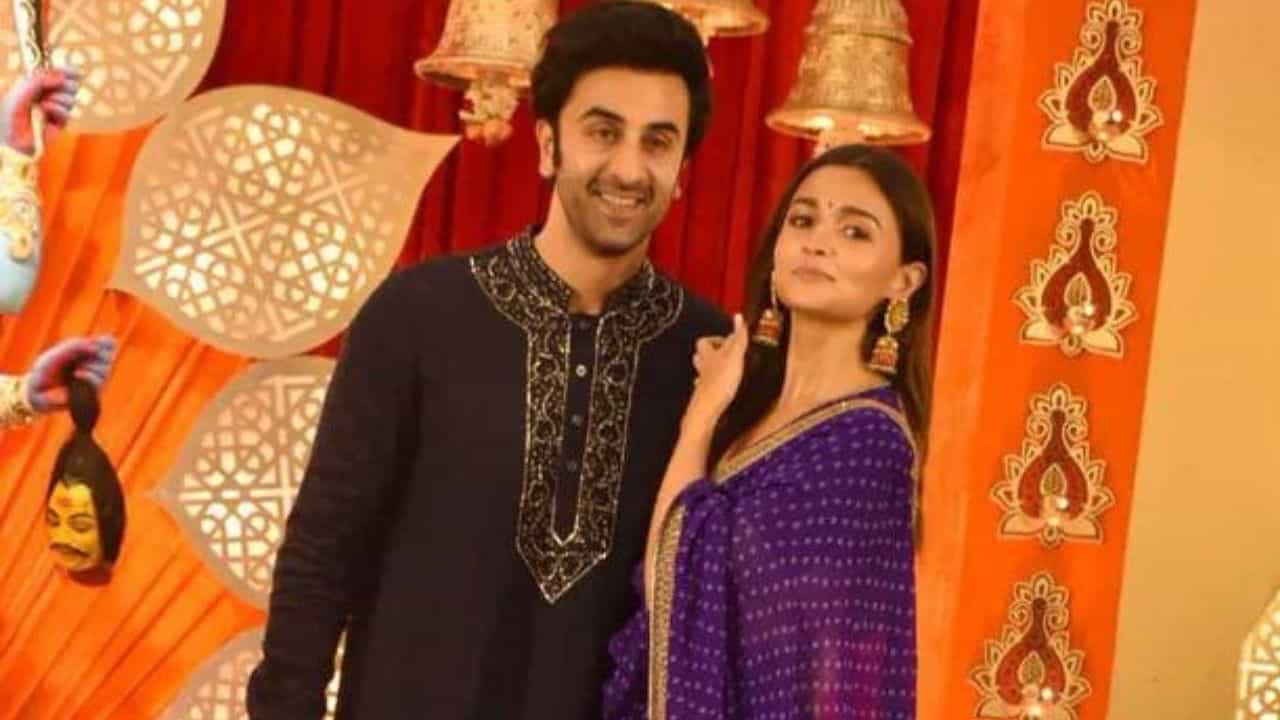 Ranbir Kapoor-Alia Bhatt Wedding: বিয়ের প্রস্তুতি এখন তুঙ্গে! রণবীর-আলিয়ার বিয়ের মেনুতে থাকছে দারুণ চমক Ranbir Kapoor-Alia Bhatt Wedding: বিয়ের প্রস্তুতি এখন তুঙ্গে! রণবীর-আলিয়ার বিয়ের মেনুতে থাকছে দারুণ চমক
