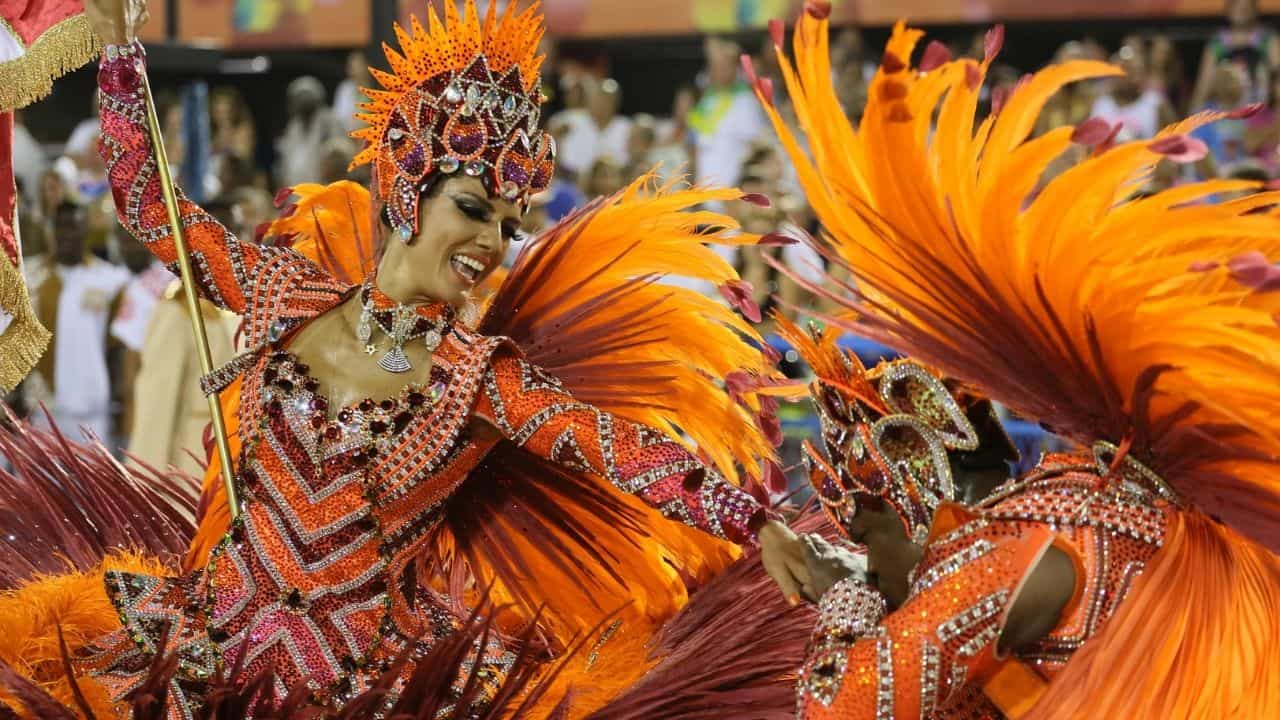 Rio de Janeiro: রঙিন বৈচিত্র্যময় ফ্যাশন আর সাম্বার তাল! করোনার আতঙ্ক কাটিয়ে ফের উত্সবে মজে রিও Rio de Janeiro: রঙিন বৈচিত্র্যময় ফ্যাশন আর সাম্বার তাল! করোনার আতঙ্ক কাটিয়ে ফের উত্সবে মজে রিও