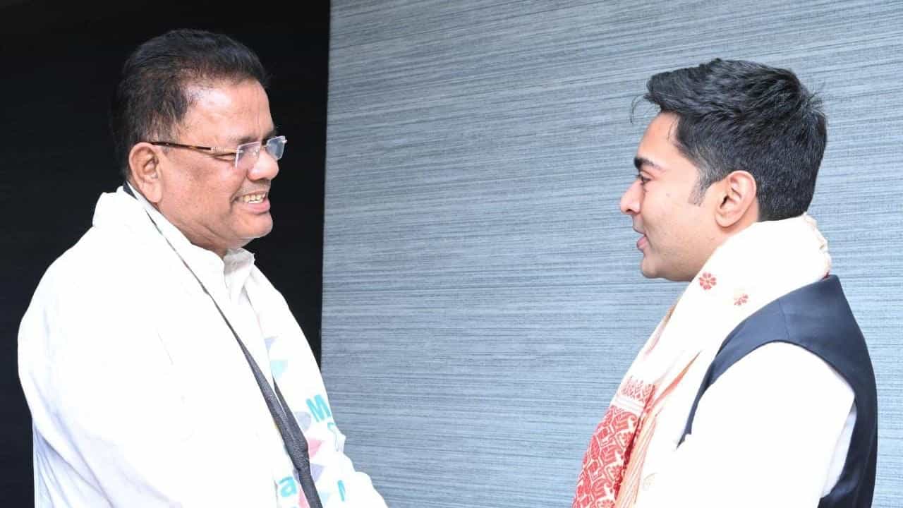 Ripun Bora Joins TMC : হাত ছেড়ে জোড়াফুলে অসম কংগ্রেসের প্রাক্তন প্রধান, অভিষেকের হাত ধরে ঘাসফুল শিবিরে রিপুন Ripun Bora Joins TMC : হাত ছেড়ে জোড়াফুলে অসম কংগ্রেসের প্রাক্তন প্রধান, অভিষেকের হাত ধরে ঘাসফুল শিবিরে রিপুন