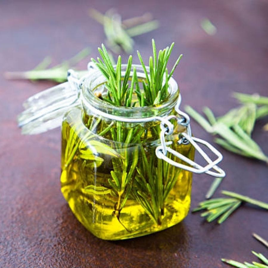 রোজমেরি এসেন্সিয়াল অয়েল- রোজমেরি এসেন্সিয়াল অয়েলে উপস্থিত প্রদাহ বিরোধী উপাদান ব্যথা উপশম করার পাশাপাশি রক্ত সঞ্চালন উন্নত করতেও সাহায্য করে। এছাড়া এই তেল মানসিক চাপ কমায়, যেখান থেকে মাথার যন্ত্রণার সমস্যা কমে যায় এবং ঘুম উন্নত হয়।