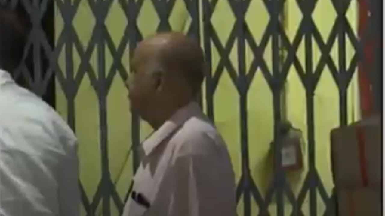 HC On SSC Recruitment Case: মধ্যরাত পর্যন্ত ম্যারাথন জেরা সিবিআই-এর, বিধ্বস্ত প্রাক্তন এসএসসি কর্তা বললেন, কিচ্ছু বলা যাবে না