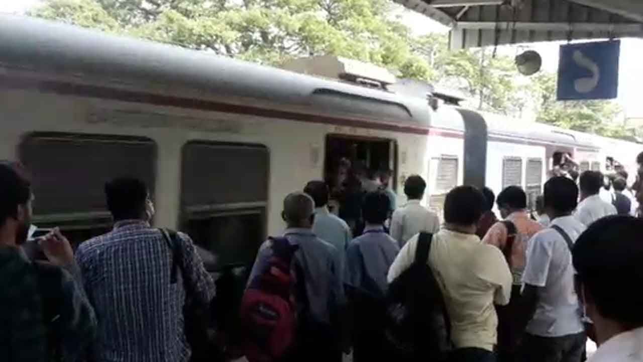 Sealdah Bongaon Local Route: ষাঁড়কে সজোরে ধাক্কা মেরে খারাপ হয়ে গেল ট্রেনই!  বিভ্রাট শিয়ালদা-বনগাঁ লাইনের শাখায়