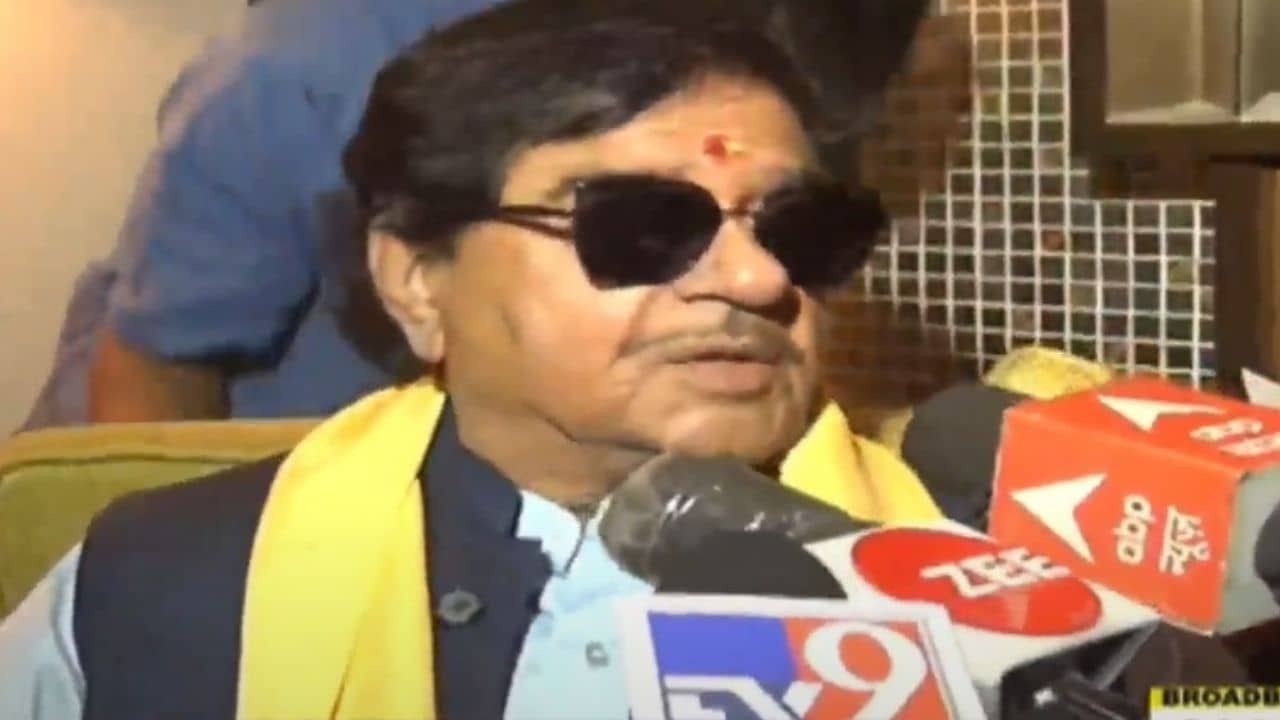 Shatrughan Sinha: ছাপিয়ে গেলেন বাবুলের মার্জিনকেও, প্রায় ৩ লাখ ভোটে জিতে রেকর্ড গড়লেন শত্রুঘ্ন