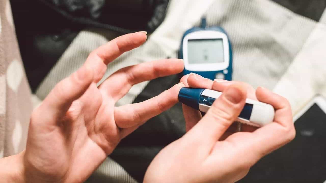 Diabetes: আপনি কি ডায়াবেটিসে আক্রান্ত? রোগ নিরাময়ের জন্য ডায়েটিশিয়ান না এন্ডোক্রিনোলজিস্ট, কার কাছে যাবেন? Diabetes: আপনি কি ডায়াবেটিসে আক্রান্ত? রোগ নিরাময়ের জন্য ডায়েটিশিয়ান না এন্ডোক্রিনোলজিস্ট, কার কাছে যাবেন?