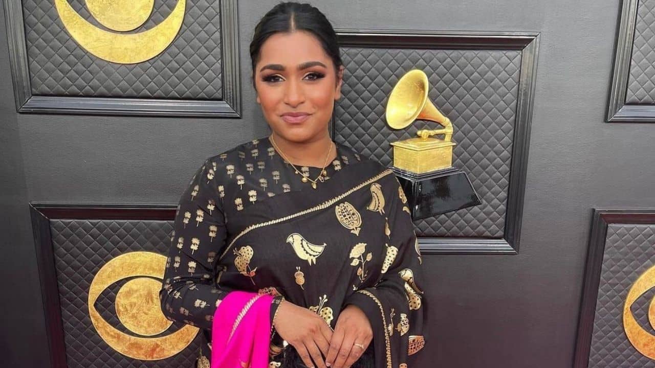 Grammy 2022: গ্র্যামির রেড কার্পেটে দেশি লুকের জয়জয়কার! মাসাবার শাড়ি পরে মন কাড়লেন এই গায়িকা
