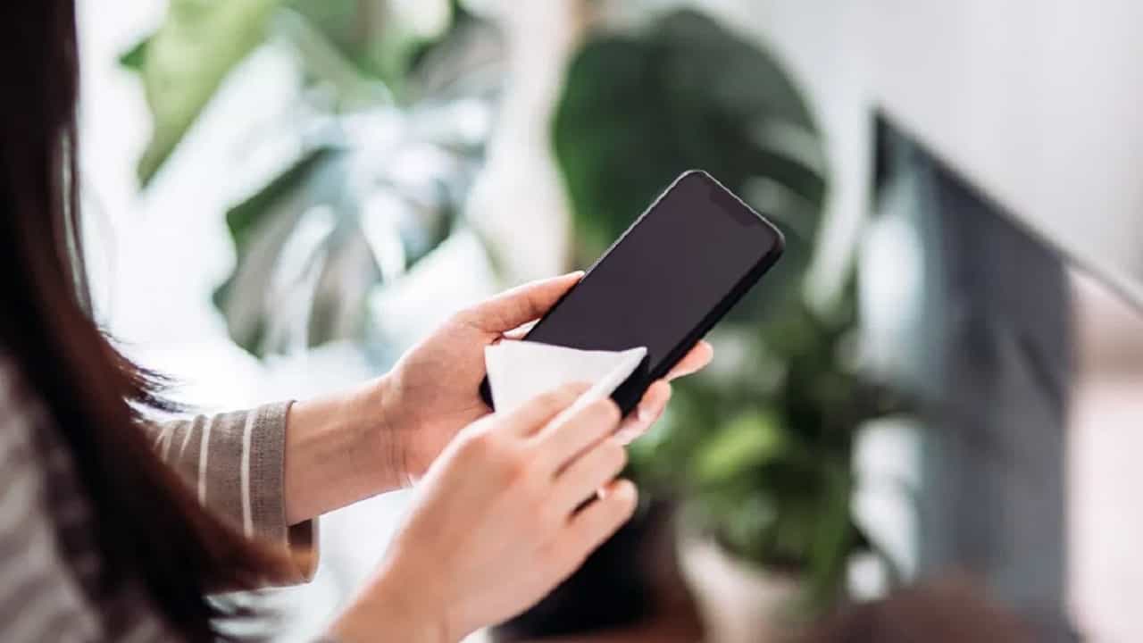 How To Properly Clean Smartphone: বাথরুমের থেকেও বেশি নোংরা আপনার স্মার্টফোন! সুস্থ থাকতে পরিষ্কার করার সঠিক পদ্ধতিটা আজই জেনে নিন How To Properly Clean Smartphone: বাথরুমের থেকেও বেশি নোংরা আপনার স্মার্টফোন! সুস্থ থাকতে পরিষ্কার করার সঠিক পদ্ধতিটা আজই জেনে নিন