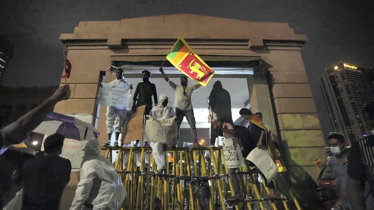 Sri Lanka Announce Defaulting: 'কোনওভাবেই বিদেশি ঋণ পরিশোধ সম্ভব নয়', নিজেকে 'ঋণখেলাপী' ঘোষণা করল শ্রীলঙ্কা Sri Lanka Announce Defaulting: 'কোনওভাবেই বিদেশি ঋণ পরিশোধ সম্ভব নয়', নিজেকে 'ঋণখেলাপী' ঘোষণা করল শ্রীলঙ্কা