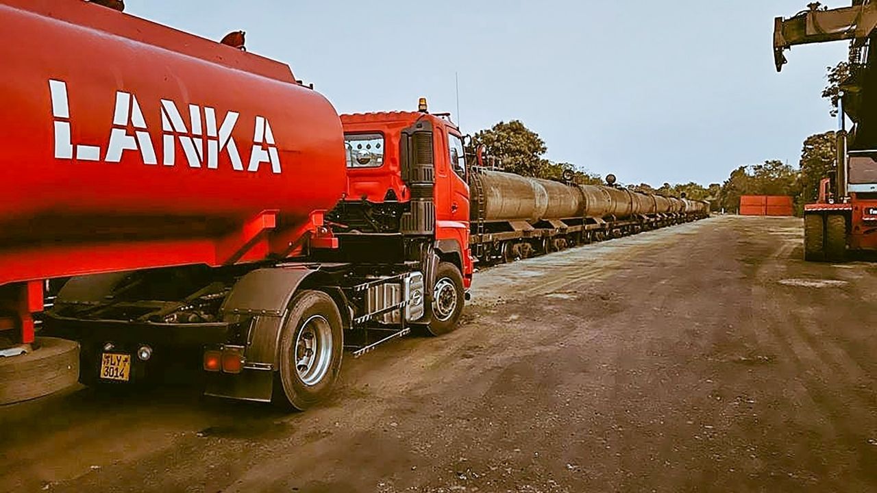 India Export Diesel to Sri Lanka: একফোঁটাও তেল নেই পাম্পে, মাঝরাস্তায় থমকে গিয়েছে গাড়ি ! শ্রীলঙ্কাকে 'সচল' করতে ডিজেল পাঠাল ভারত