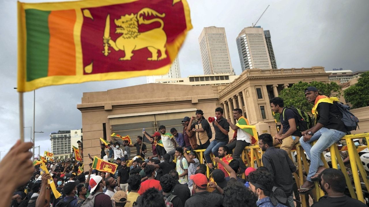 Sri Lanka Economic Crisis : প্রতিবাদী মিছিলে পুলিশের গুলিতে মৃত বিক্ষোভকারী, লঙ্কার শহরে জারি কার্ফু