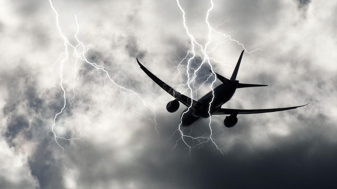 Turbulence in flight: কলকাতায় অবতরণের আগে 'টার্বুল্যান্সে পড়ে তীব্র ঝাঁকুনি' বিমানে, ঝড়ের দাপটে ব্যাহত উড়ান পরিষেবা