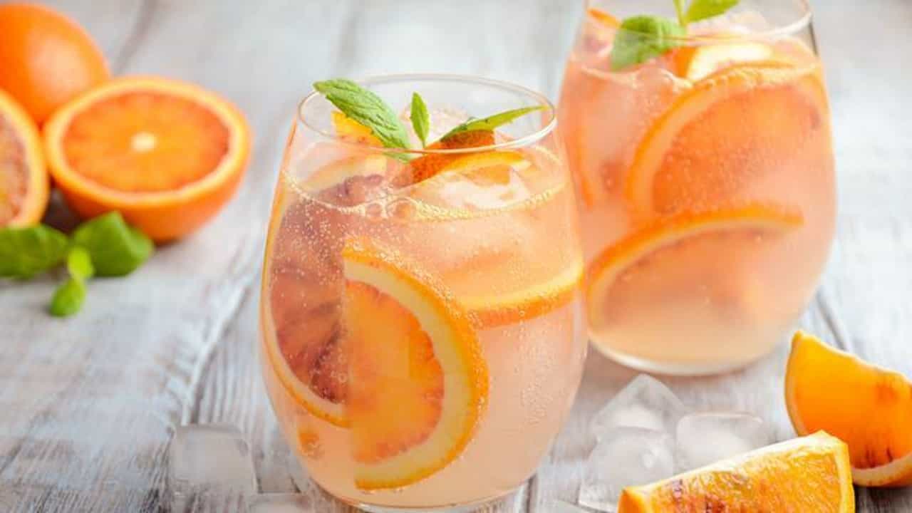 Summer Drink: প্রয়োজন নেই এসির, এই কয়েকটি ড্রিংকেই ঠান্ডা থাকবে শরীর Summer Drink: প্রয়োজন নেই এসির, এই কয়েকটি ড্রিংকেই ঠান্ডা থাকবে শরীর