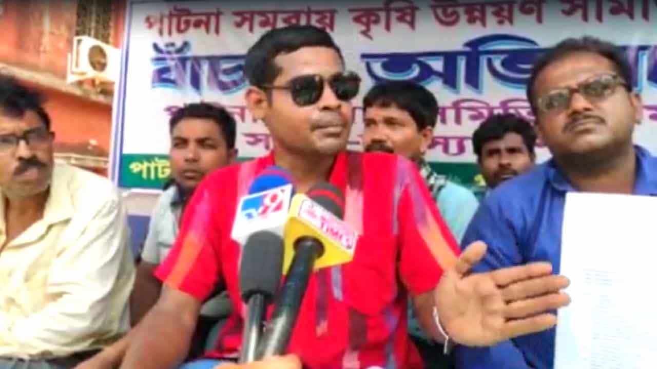 TMC leader: কোটি কোটি টাকা সরিয়ে নিচ্ছেন উপপ্রধান, তৃণমূলের বিরুদ্ধে পথে নামল তৃণমূলই TMC leader: কোটি কোটি টাকা সরিয়ে নিচ্ছেন উপপ্রধান, তৃণমূলের বিরুদ্ধে পথে নামল তৃণমূলই