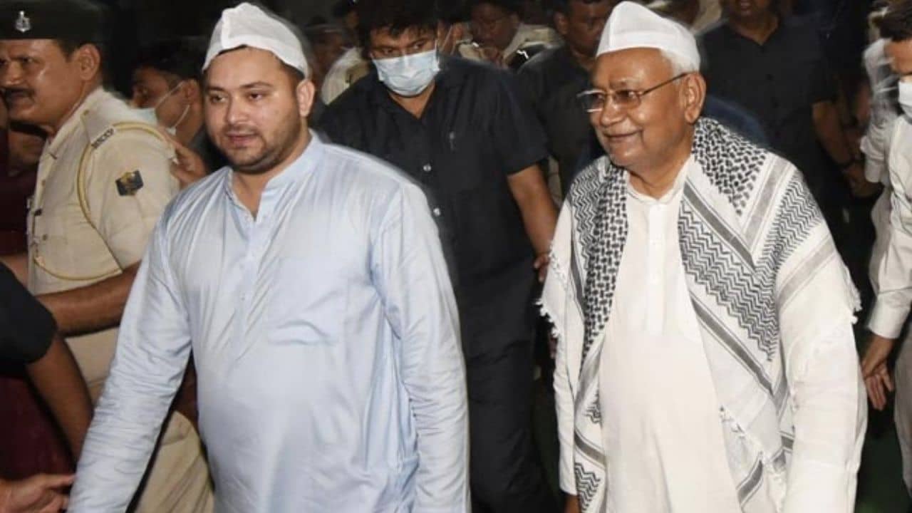 Nitish Kumar: বিজেপি-জেডিইউর সোনার সংসারে ভাঙন? মুখোমুখি তেজস্বী-নীতীশ, রাজনৈতিক সমীকরণ বদলের জল্পনা
