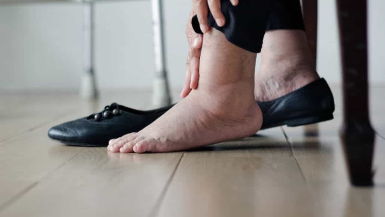 Leg Swelling: কিডনির কারণে পা ফুলে যাচ্ছে! মুক্তির উপায় কী?