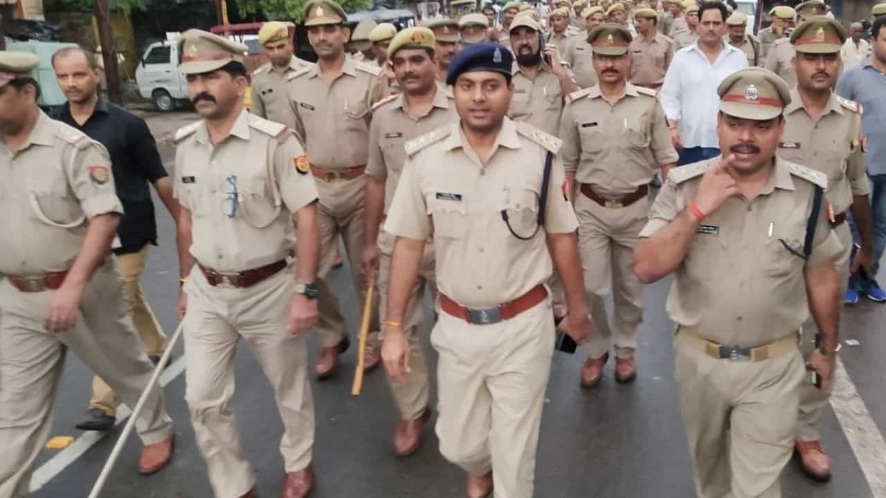 UP Police: গান বাজিয়ে পাকিস্তানের জয়জয়কার, স্থানীয় যুবকের আপত্তিতে কড়া পদক্ষেপ করল পুলিশ UP Police: গান বাজিয়ে পাকিস্তানের জয়জয়কার, স্থানীয় যুবকের আপত্তিতে কড়া পদক্ষেপ করল পুলিশ