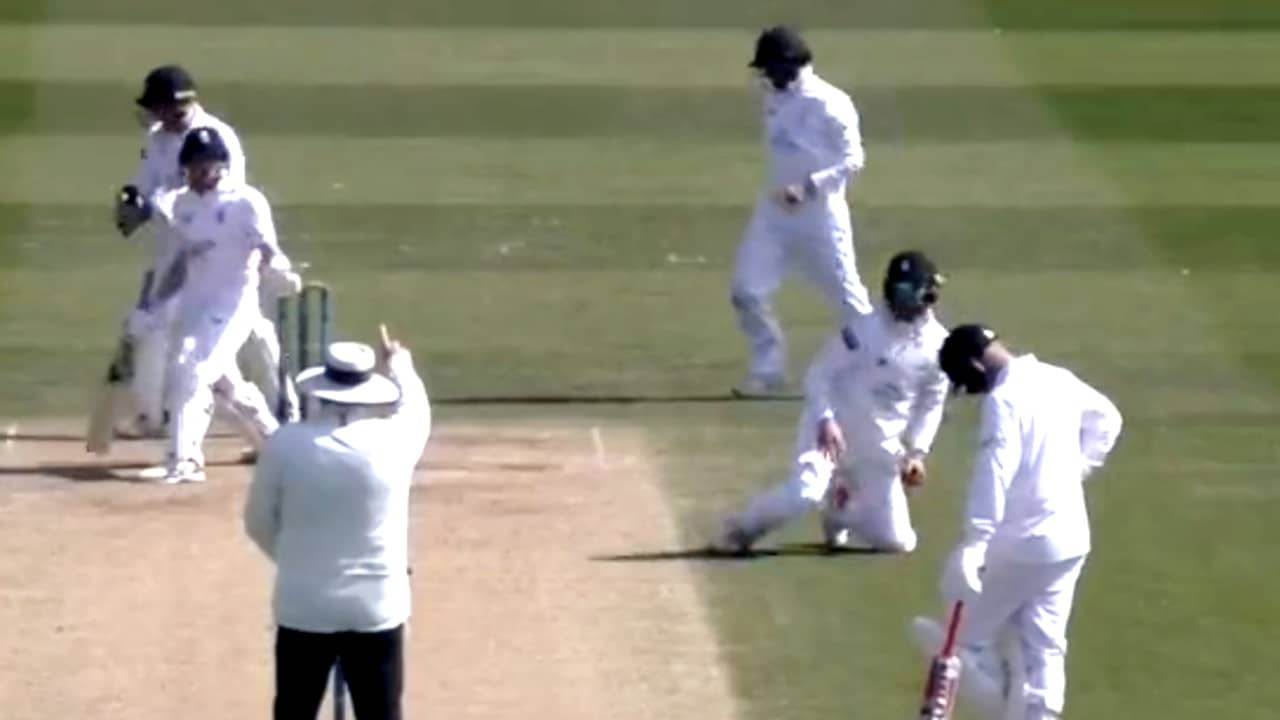 County Championship: কাউন্টি ম্যাচের অদ্ভুত আম্পায়ারিংয়ের ভিডিও অবাক করবে আপনাকেও