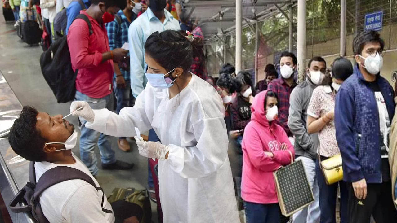 Coronavirus in India : লাফিয়ে লাফিয়ে বাড়ছে আর-ভ্যালু, চলতি মাসেই দিল্লিতে আছড়ে পড়ছে করোনার চতুর্থ ঢেউ?