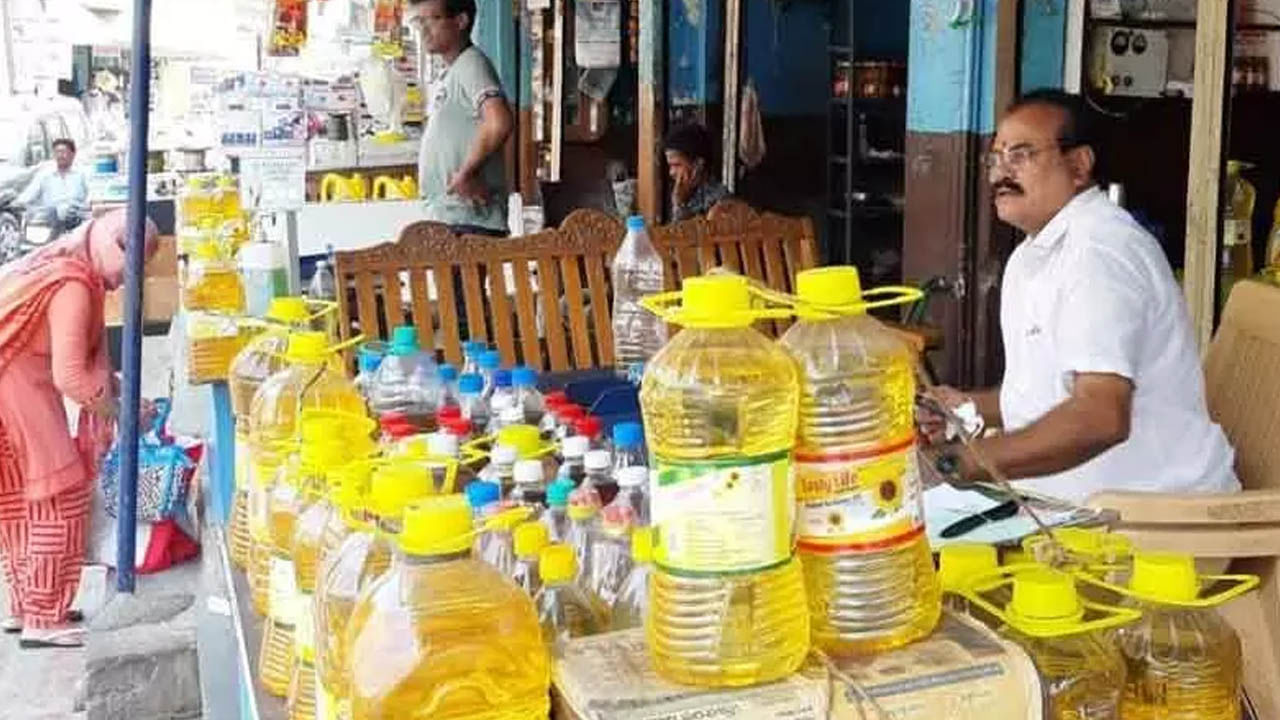 Edible Oil : ভোজ্য তেলের জোগানে বড়সড় ঘাটতি, চলতি মাসের শেষ থেকে হু হু করে বাড়তে পারে দাম