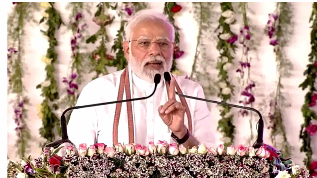 PM Modi in Jammu-Kashmir: 'উন্নয়নের বার্তা নিয়ে এসেছি', জম্মুতে পৌঁছেই গণতন্ত্রের বার্তা প্রধানমন্ত্রীর PM Modi in Jammu-Kashmir: 'উন্নয়নের বার্তা নিয়ে এসেছি', জম্মুতে পৌঁছেই গণতন্ত্রের বার্তা প্রধানমন্ত্রীর